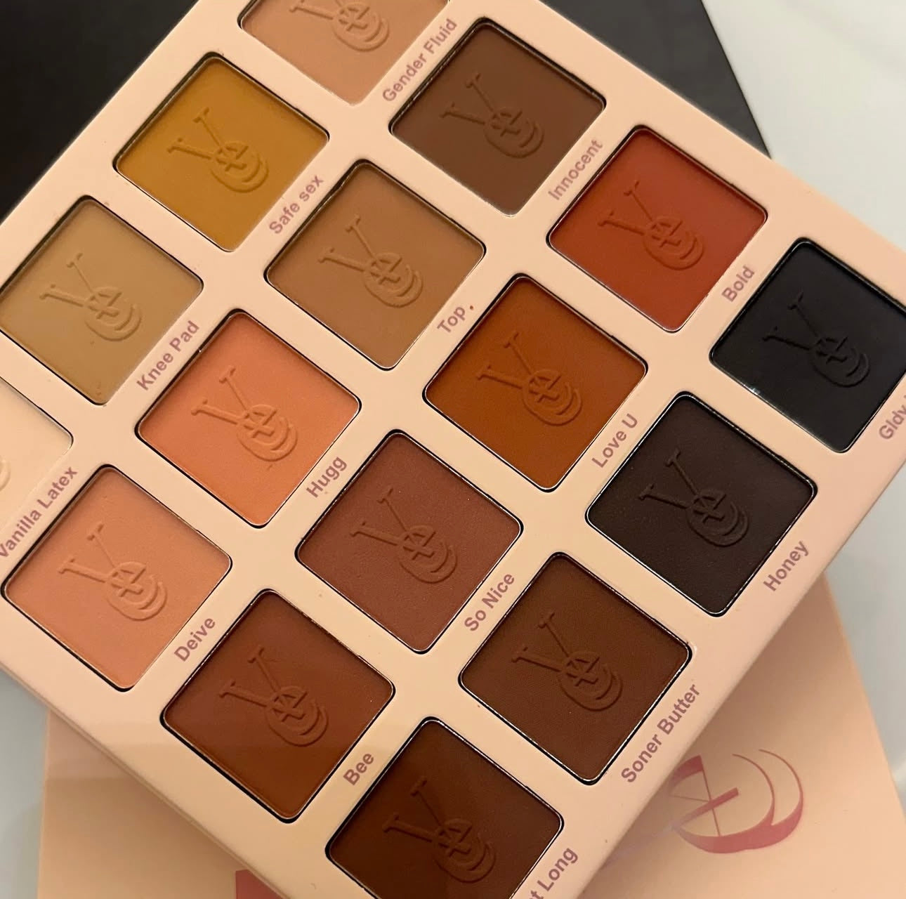 Vee Beauty - Naked Eyeshadow Palette